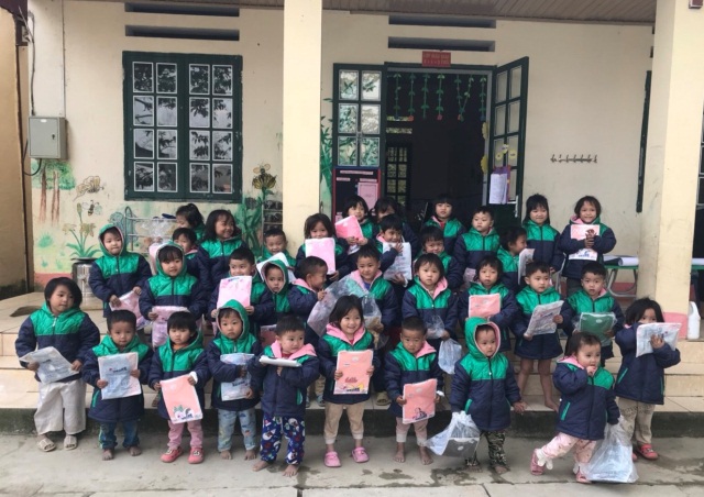 Quỹ từ thiện Thiên Quang trao tặng quà cho đồng bào dân tộc thiểu số